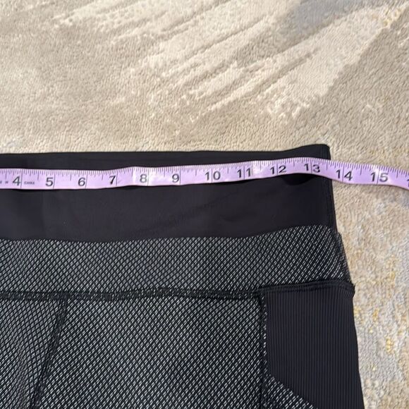 Lululemon En Route Crop Diamond Dot Black White / Black size 6 in EUC - Picture 4 of 8